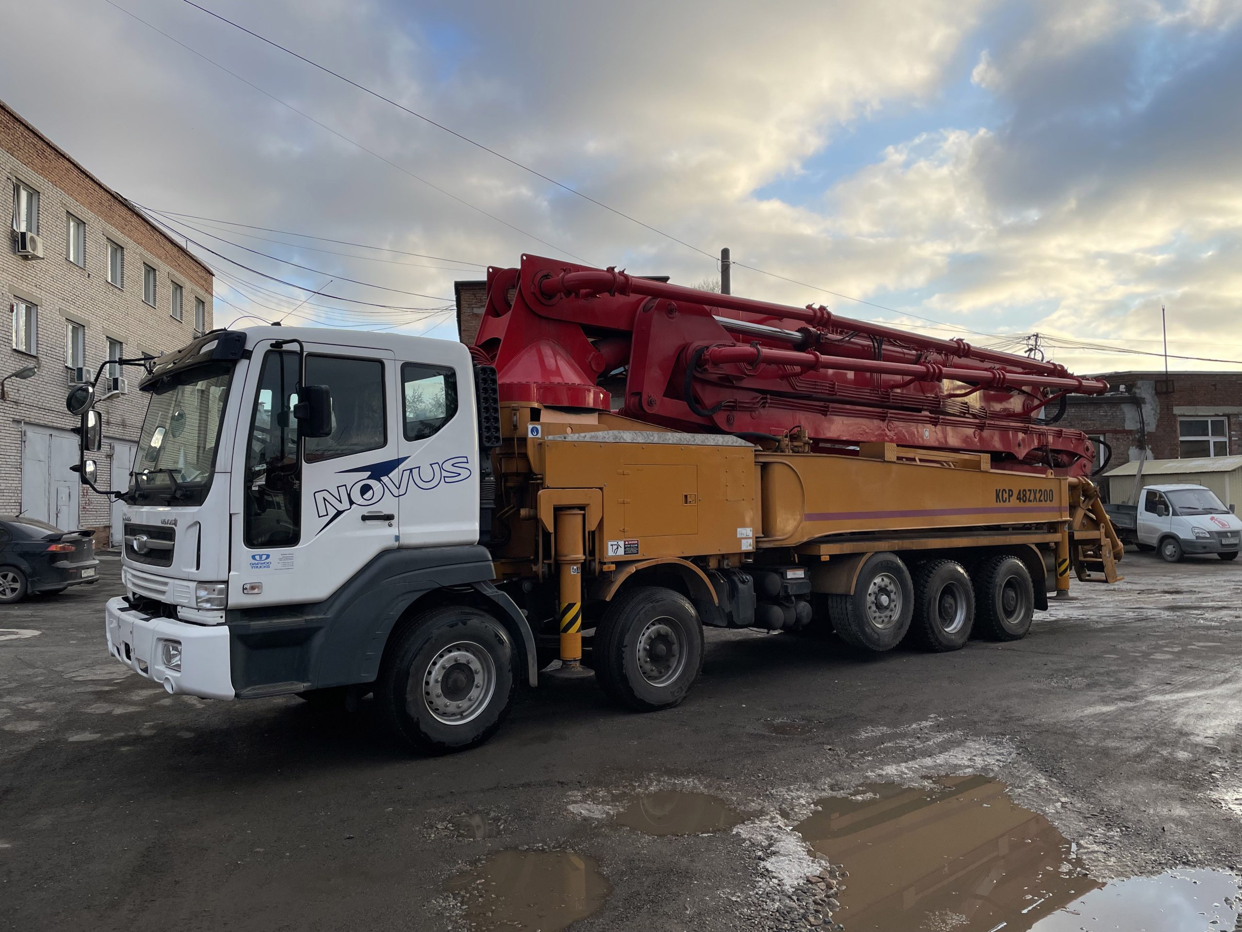 Б/У автобетононасос KCP 48ZX200 на шасси Daewoo Novus