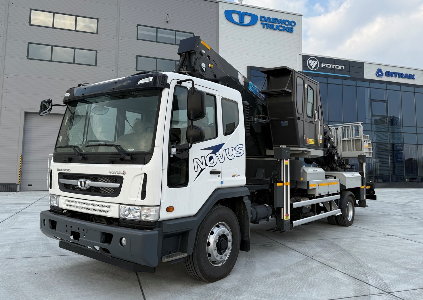 Автогидроподъемник Horyong SKY4504N на шасси Daewoo Novus